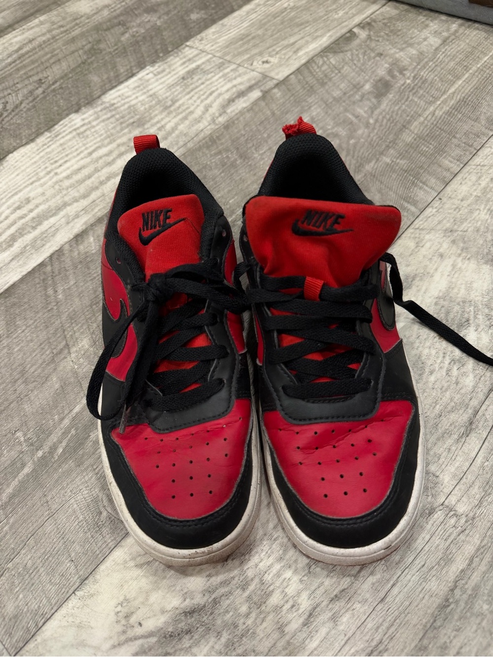 Nike Kids Red and Black Low-Top Sneakers